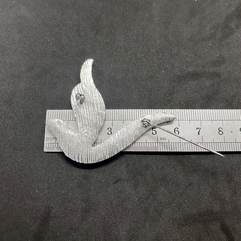 Dove Lapel Lin